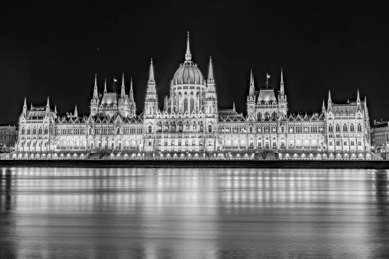 Budapest Parlament schwarz weiß